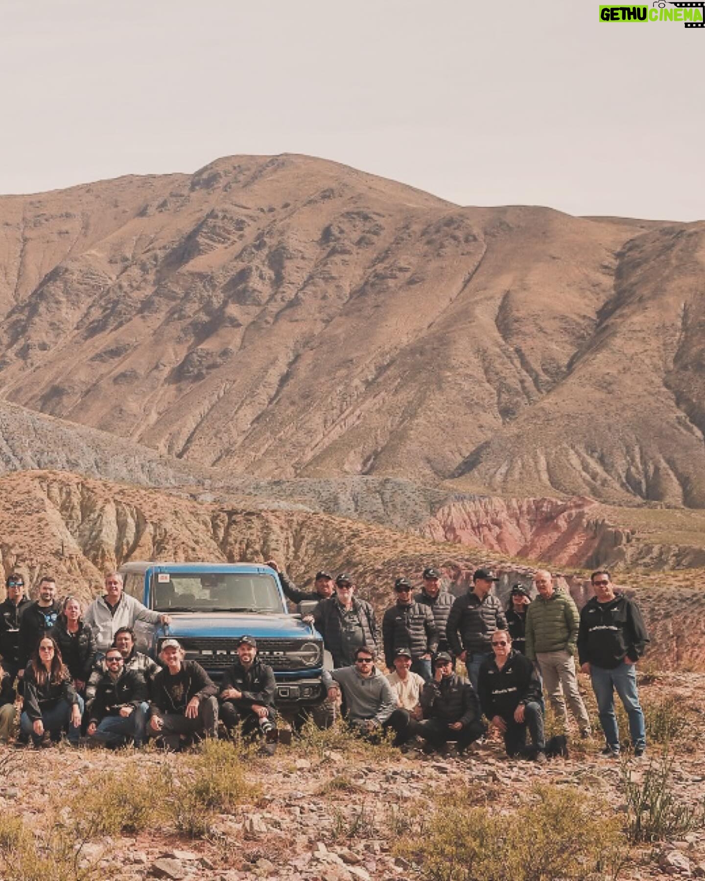 Facundo Arana - 10.1K Likes - Con ese grupo descomunal donde faltan 3 genios que tuvieron que volverse temprano, fuimos junto a Ford a probar las nuevas Bronco a la Quebrada de Humahuaca.. Qué País tenemos, por Dios!! La experiencia fue increíble. Escuchar a los especialistas hablar de las camionetas es impresionante. No sabemos nada de autos, compas!! Jajaja!!
Gracias a toda la organización, a la Agencia, a quienes nos recibieron en Huacalera, que nos malcriaron en los desayunos y esa comida de noche maravillosa que es irrepetible y obliga a volver!; a vos Juani que sos nexo respetuoso con gente tan genial y especial.. a Dominga y su Familia!
Fotones de @arena.ph y @emilianopella