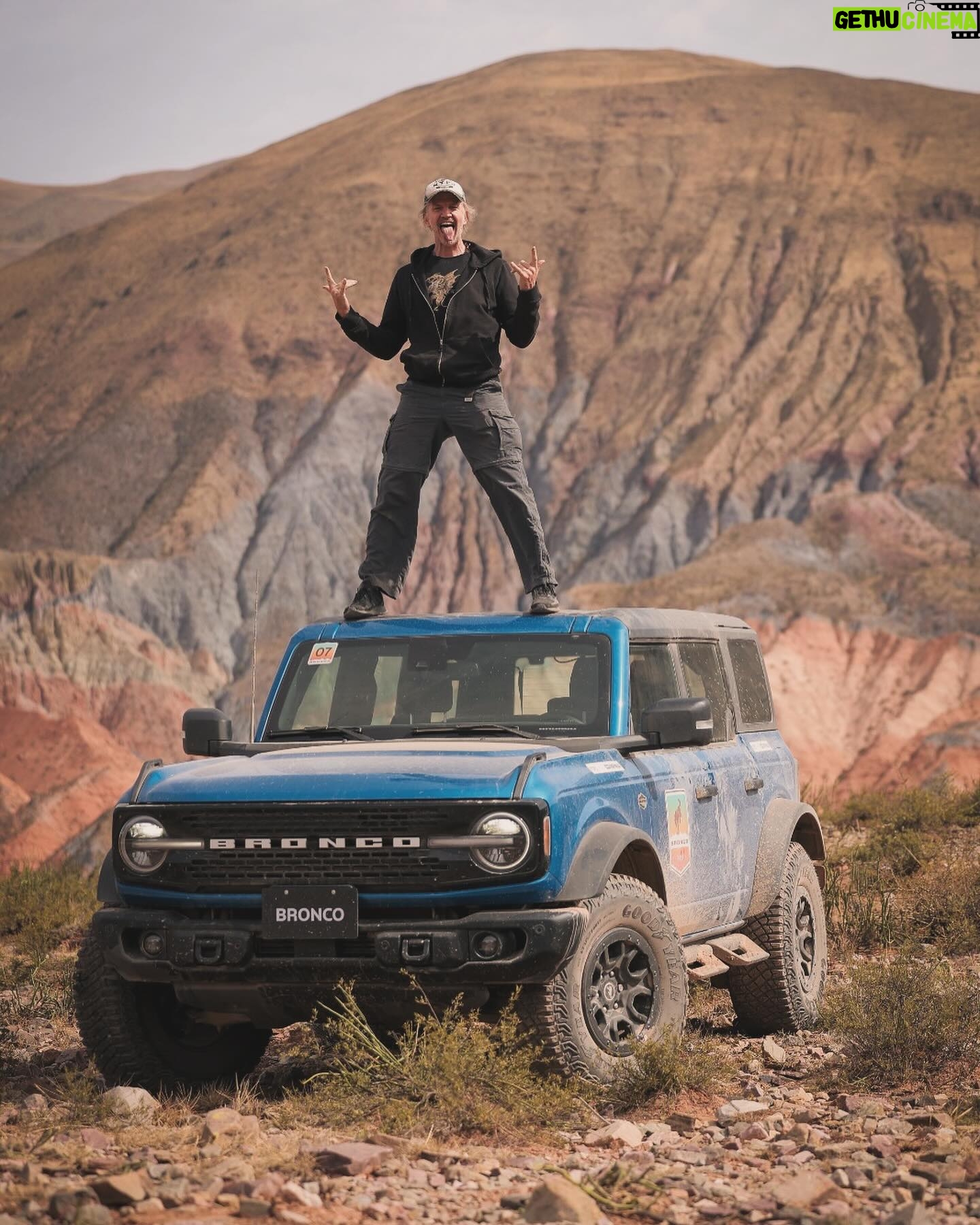 Facundo Arana - 10.1K Likes - Con ese grupo descomunal donde faltan 3 genios que tuvieron que volverse temprano, fuimos junto a Ford a probar las nuevas Bronco a la Quebrada de Humahuaca.. Qué País tenemos, por Dios!! La experiencia fue increíble. Escuchar a los especialistas hablar de las camionetas es impresionante. No sabemos nada de autos, compas!! Jajaja!!
Gracias a toda la organización, a la Agencia, a quienes nos recibieron en Huacalera, que nos malcriaron en los desayunos y esa comida de noche maravillosa que es irrepetible y obliga a volver!; a vos Juani que sos nexo respetuoso con gente tan genial y especial.. a Dominga y su Familia!
Fotones de @arena.ph y @emilianopella