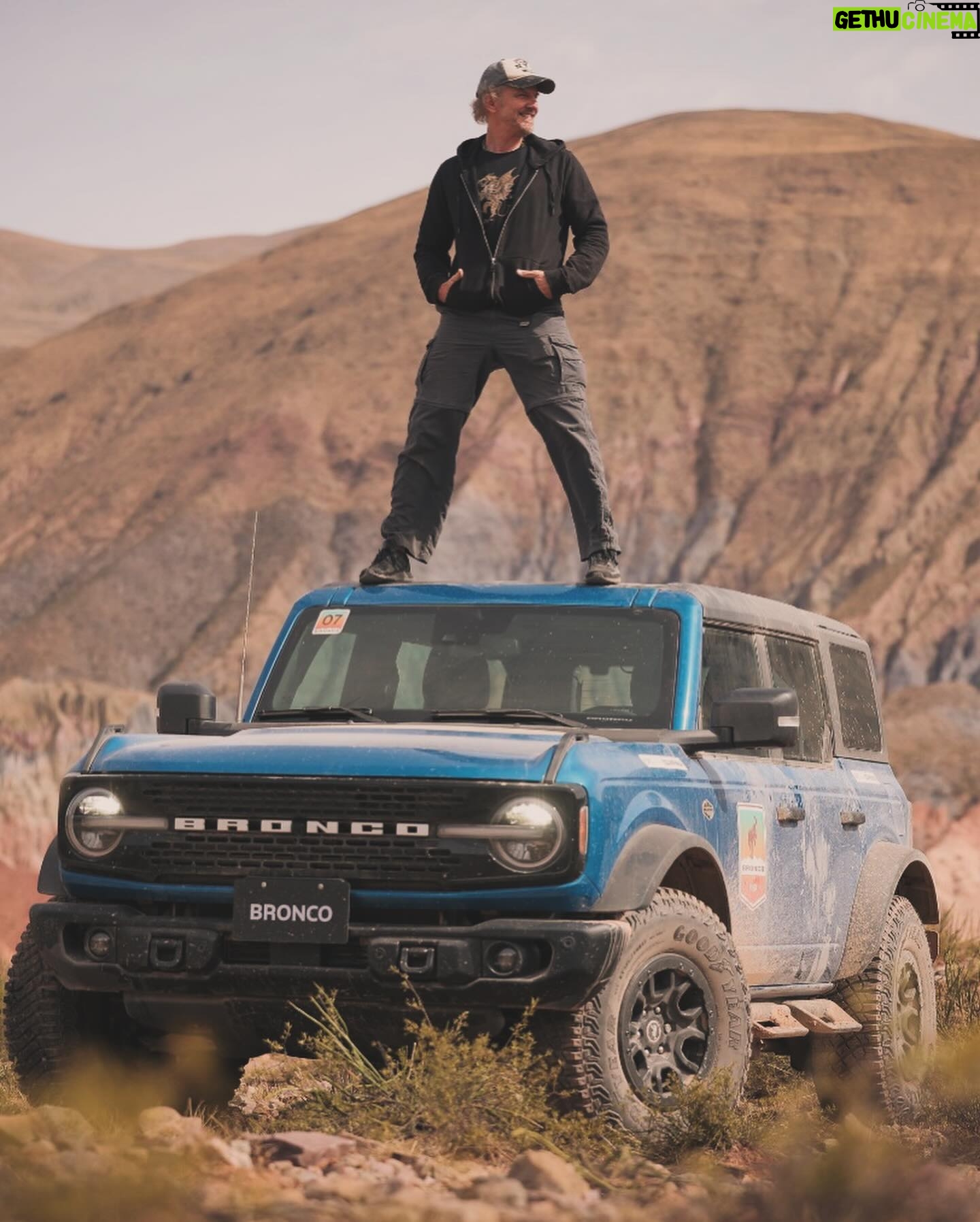 Facundo Arana - 10.1K Likes - Con ese grupo descomunal donde faltan 3 genios que tuvieron que volverse temprano, fuimos junto a Ford a probar las nuevas Bronco a la Quebrada de Humahuaca.. Qué País tenemos, por Dios!! La experiencia fue increíble. Escuchar a los especialistas hablar de las camionetas es impresionante. No sabemos nada de autos, compas!! Jajaja!!
Gracias a toda la organización, a la Agencia, a quienes nos recibieron en Huacalera, que nos malcriaron en los desayunos y esa comida de noche maravillosa que es irrepetible y obliga a volver!; a vos Juani que sos nexo respetuoso con gente tan genial y especial.. a Dominga y su Familia!
Fotones de @arena.ph y @emilianopella