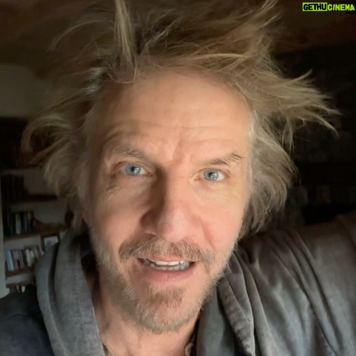 Facundo Arana - 5.3K Likes - Un millón de Gracias a cada una de las MIIILLL personas que Llenaron el Teatro Plaza de Godoy Cruz, Mendoza..
Y a ver una obra como "En el Aire", que es este viaje maravilloso.. cuando tenga fotos les comparto! Gracias a todos!! Fue una función Mágica..desde mi casa, recién peinado 😊Estoy muy Feliz! 🎭🎭🎭