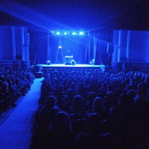 Facundo Arana Instagram - Una Noche Mágica anoche en Bahía Blanca.. Gracias a todos en el Teatro Don Bosco.. Mil Gracias a todos por venir!! Qué Función más linda!! #EnElAire está en su punto justo! Cuánto lo disfruté! Gracias a todos por un 10 perfecto!! @yan.eiras @jangproducciones 
@donboscoteatro.bb 
@techeraturismo 
@team22ok