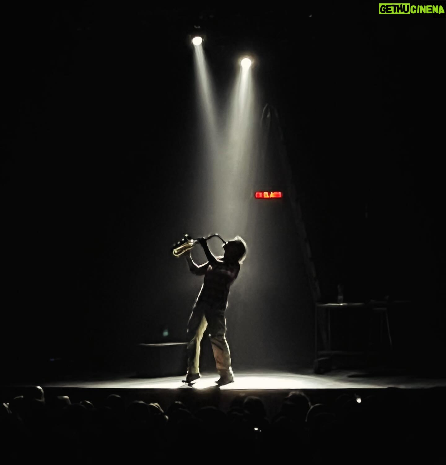 Facundo Arana - 2.3K Likes - Queridos Uruguayos! Acabamos de terminar nuestra gira con “En el aire” por un montón de los teatros más lindos del mundo… Gracias por el cariño, gracias por acompañar las noches en el aire! Muchas gracias Diego Sorondo, Guille, Ricky, Hector, Bea.. Roger! Gracias Yan por tu Amistad de oro y tu profesionalismo genial! A Todos..: no tengo palabras!! La mejor gira teatral de mi vida! Volvemos con el corazón lleno de memorias geniales, grandes amigos y buenos deseos.!! “En el aire” sigue girando.. Hasta la Próxima!!