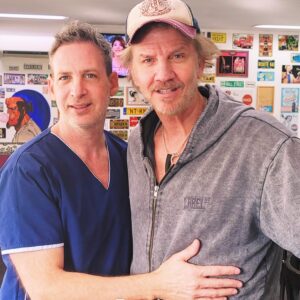 Facundo Arana Instagram - Ese señor es Moi. Es médico en el Hospital de Boulogne. Lo fui a visitar porque es como mi hermano. Y mientras estaba ahí, pude ver cómo todos… Médicos, psicólogos, choferes, camilleros, enfermeros, personal de limpieza, Roger en el Bar, los oficiales de seguridad y toooooodo el personal del Hospital convierte ese sitio que es como una trinchera Donde se atajan todo el tiempo penales de todo tipo, en un lugar Increíble. Hay gente que va porque tiene los labios paspados, y otros llegan ahí con temas realmente muy graves. Algunos terminales.. otros sin techo. Algunos tan vulnerables..! A todos les dan Amor, atención, contención y lo primero que les reparan es su dignidad. Los hacen sentir Valiosos. Necesarios. Y los acompañan con una dulzura que emociona. 
 Un abrazo enorme a toda esa gente increíble que se rompe el alma trabajando, dando la vida para cuidar la salud y el espíritu de todos los que pasan x el Hospi. Día Ganado.
