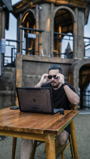 Fadi Iskandar Instagram - GEN Z NOWADAYS, semangat kerjanya tinggi ? atau emang pressurenya yg tinggi ??