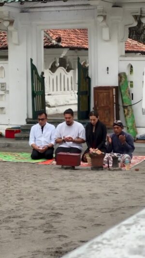 Fadi Iskandar Instagram - Jogja memang istimewa 🫶
Moga semua hajat & doa qobul yaa Allah 🤲

#jogjakarta #explorejogja #jogjaexplore #parangtritisbeach #parangkusumo #jogjaistimewa