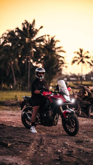 Fadi Iskandar Instagram - Gapapa naik motornya sendiri, yang penting kamu tetep satu di hati ❤️ 

#oneheart #ridinginbali #hondaadventures #balivibes #balirides #sunrise #sunset #FadiIskandar #honda #cb500x #welovehonda #astrahondamotor #fadivlog #fadipotripbali