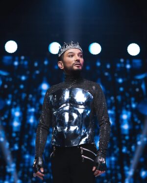 Faiq Ağayev Instagram - #MaskaShow 🎭 | Libaslar

1. @byrenato_official | @renat_ramazan
 • illustration: #MaxPic

2. styling: @styling.aliyevjabir 
 • corset: @amplituda_design
 • turtleneck & trousers: @f.r_class
 • crown & gloves: @sultancouture
 • T-shirt: @sameera_designer_ 
 
 • photo: @nikoabbasov

3. styling: @styling.aliyevjabir
 • tailoring: @uventaofficial

@ictimaitv.official 📺
@maskaazerbaijan 🎭
#maskaitv

#faiqagayev 
#fashion
#singer
#megastar 👑
#fyp