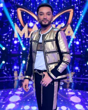 Faiq Ağayev Instagram - #MaskaShow 🎭 | Libaslar

1. @byrenato_official | @renat_ramazan
 • illustration: #MaxPic

2. styling: @styling.aliyevjabir 
 • corset: @amplituda_design
 • turtleneck & trousers: @f.r_class
 • crown & gloves: @sultancouture
 • T-shirt: @sameera_designer_ 
 
 • photo: @nikoabbasov

3. styling: @styling.aliyevjabir
 • tailoring: @uventaofficial

@ictimaitv.official 📺
@maskaazerbaijan 🎭
#maskaitv

#faiqagayev 
#fashion
#singer
#megastar 👑
#fyp