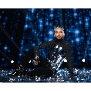 Faiq Ağayev Instagram - #MaskaShow 🎭

#king 👑
• styling: @aliyevjabir

• corset: @amplituda_design
• turtleneck & trousers: 
  Fikrət Rəcəbli | @f.r_class
• crown & gloves: @sultancouture

photo: @nikoabbasov

@ictimaitv.official 
@maskaazerbaijan 
#maskaitv

#faiqagayev 
#Azerbaijan 
#singer
#megastar
#fyp