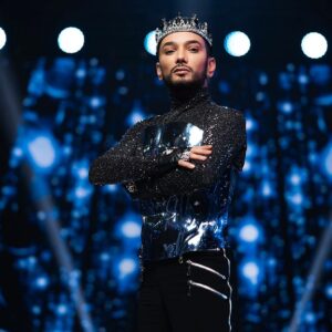 Faiq Ağayev Instagram - #MaskaShow 🎭

#king 👑
• styling: @aliyevjabir

• corset: @amplituda_design
• turtleneck & trousers: 
  Fikrət Rəcəbli | @f.r_class
• crown & gloves: @sultancouture

photo: @nikoabbasov

@ictimaitv.official 
@maskaazerbaijan 
#maskaitv

#faiqagayev 
#Azerbaijan 
#singer
#megastar
#fyp