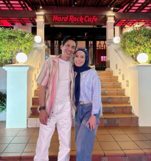 Faizal Hussein Instagram - Alhamdulillah ❤️

#20thanniversary 
#tillsyurga 

thank u @fazryn.faizal @fazrick.faizal