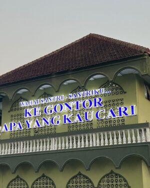 Fajar Bustomi Instagram - Alhamdulillah kesampaian juga bisa ke @pondok.modern.gontor . terima kasih Ustad @luqmanulhakimpontianak . sudah mau mengajarkan saya. 
Allahummaghfir li masyayikhina wa liman ‘allamana warhamhum wa akrimhum bi ridlwanikal ‘adzim fi maq’adis shidqi ‘indaka ya arhamar rohimin.

طَلَبُ الْعِلْمِ فَرِيْضَةٌ عَلَى كُلِّ مُسْلِمٍ

"Menuntut ilmu itu wajib atas setiap Muslim" (HR. Ibnu Majah no. 224,