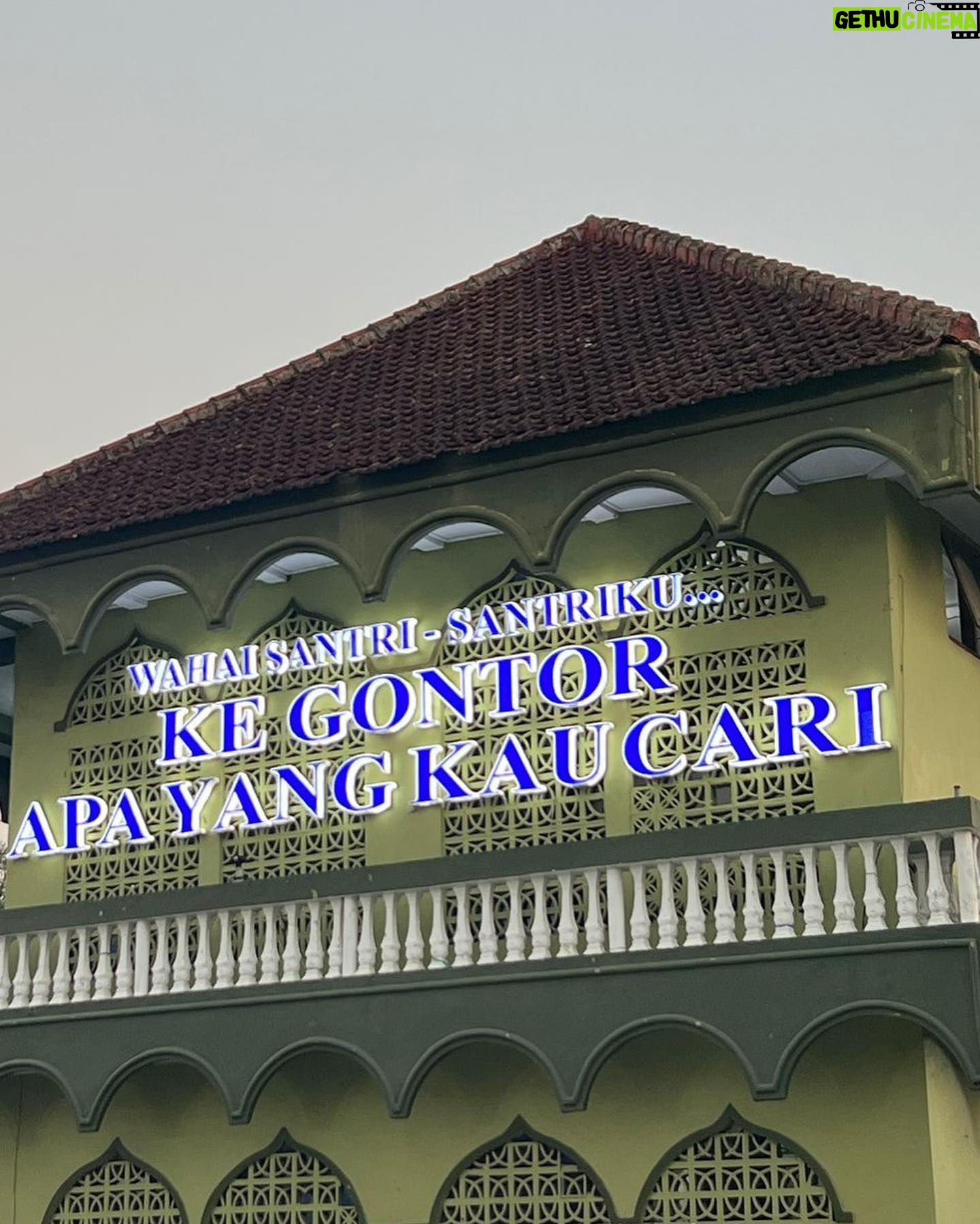 Fajar Bustomi - 1K Likes - Alhamdulillah kesampaian juga bisa ke @pondok.modern.gontor . terima kasih Ustad @luqmanulhakimpontianak . sudah mau mengajarkan saya.
Allahummaghfir li masyayikhina wa liman ‘allamana warhamhum wa akrimhum bi ridlwanikal ‘adzim fi maq’adis shidqi ‘indaka ya arhamar rohimin.
طَلَبُ الْعِلْمِ فَرِيْضَةٌ عَلَى كُلِّ مُسْلِمٍ
"Menuntut ilmu itu wajib atas setiap Muslim" (HR. Ibnu Majah no. 224,