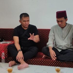 Fajar Bustomi Instagram - Alhamdulillah Lewat Film Buya Hamka Vol 1 atas izin  Allah saya dipertemukan  dengan tuan guru @ustadzabdulsomad_official  Banyak Hal yg diajarkan beliau tentang hidup sorang muslim dan agama islam.  Alhamdulillah pulang dibekali sebuah Buku dr beliau. Semoga  Allah menjaga beliau dalam kebaikan  dan semoga kita semua selalu dalam lindungan Allah. Aamiin 

"Belajarlah kamu semua, dan mengajarlah kamu semua, dan hormatilah guru-gurumu, serta berlaku baiklah terhadap orang yang mengajarkanmu. (HR Tabrani).