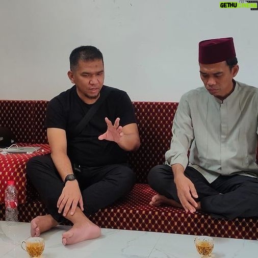 Fajar Bustomi - 691 Likes - Alhamdulillah Lewat Film Buya Hamka Vol 1 atas izin Allah saya dipertemukan dengan tuan guru @ustadzabdulsomad_official Banyak Hal yg diajarkan beliau tentang hidup sorang muslim dan agama islam. Alhamdulillah pulang dibekali sebuah Buku dr beliau. Semoga Allah menjaga beliau dalam kebaikan dan semoga kita semua selalu dalam lindungan Allah. Aamiin
"Belajarlah kamu semua, dan mengajarlah kamu semua, dan hormatilah guru-gurumu, serta berlaku baiklah terhadap orang yang mengajarkanmu. (HR Tabrani).