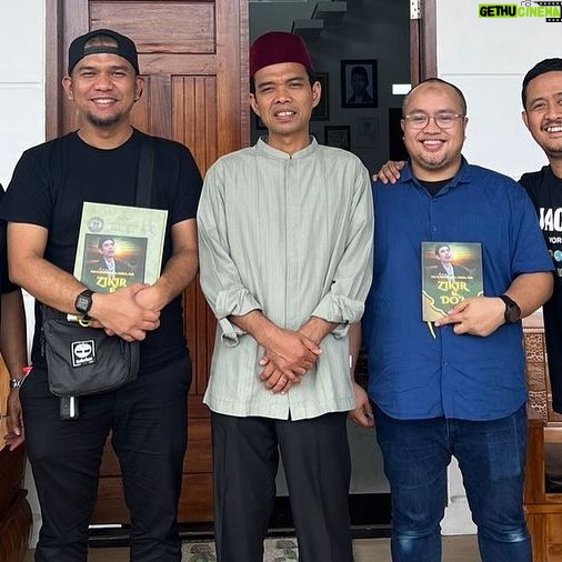 Fajar Bustomi - 691 Likes - Alhamdulillah Lewat Film Buya Hamka Vol 1 atas izin Allah saya dipertemukan dengan tuan guru @ustadzabdulsomad_official Banyak Hal yg diajarkan beliau tentang hidup sorang muslim dan agama islam. Alhamdulillah pulang dibekali sebuah Buku dr beliau. Semoga Allah menjaga beliau dalam kebaikan dan semoga kita semua selalu dalam lindungan Allah. Aamiin
"Belajarlah kamu semua, dan mengajarlah kamu semua, dan hormatilah guru-gurumu, serta berlaku baiklah terhadap orang yang mengajarkanmu. (HR Tabrani).