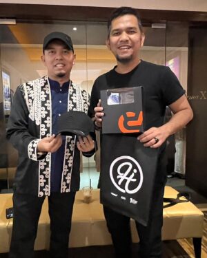 Fajar Bustomi Instagram - Alhamdulillah. dapet Hadiah Topi keren @hijacket yg bikin saya terlihat makin Fajar Bustomi bgt 😊 dari ustadz @luqmanulhakimpontianak Jazakumullah Khairan Katsiran