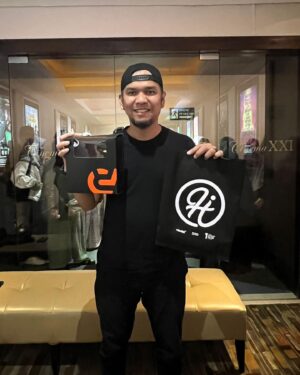 Fajar Bustomi Instagram - Alhamdulillah. dapet Hadiah Topi keren @hijacket yg bikin saya terlihat makin Fajar Bustomi bgt 😊 dari ustadz @luqmanulhakimpontianak Jazakumullah Khairan Katsiran