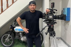 Fajar Bustomi Instagram - Masyaallah tabarakallah ( 'inilah yang dikendaki Allah, semoga Allah memberkahi') 
Alhamdulillah Dapet kesempatan unboxing kamera Sony Venice2 yg sampai ke indonesia pertama kalinya dan nyobain shooting. Kamera yg dipakai oleh DOP pemenang Oscar sinematogfi terbaik . Buat temen2 yg mau Beli bisa di @doss.id klo mau sewa bisa di @hatofilm selamat mencoba.
#SonyIndonesia #SonyAlpha_id #Sonyvenice2