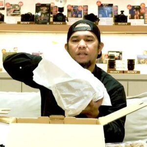 Fajar Bustomi Instagram - Masyaallah tabarakallah ( 'inilah yang dikendaki Allah, semoga Allah memberkahi') 
Alhamdulillah Dapet kesempatan unboxing kamera Sony Venice2 yg sampai ke indonesia pertama kalinya dan nyobain shooting. Kamera yg dipakai oleh DOP pemenang Oscar sinematogfi terbaik . Buat temen2 yg mau Beli bisa di @doss.id klo mau sewa bisa di @hatofilm selamat mencoba.
#SonyIndonesia #SonyAlpha_id #Sonyvenice2