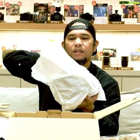 Fajar Bustomi - 1.3K Likes - Masyaallah tabarakallah ( 'inilah yang dikendaki Allah, semoga Allah memberkahi')
Alhamdulillah Dapet kesempatan unboxing kamera Sony Venice2 yg sampai ke indonesia pertama kalinya dan nyobain shooting. Kamera yg dipakai oleh DOP pemenang Oscar sinematogfi terbaik . Buat temen2 yg mau Beli bisa di @doss.id klo mau sewa bisa di @hatofilm selamat mencoba.
#SonyIndonesia #SonyAlpha_id #Sonyvenice2