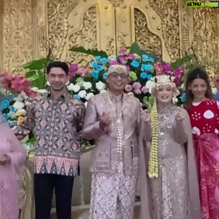Fajar Bustomi - 6.5K Likes - Selamat atas pernikahannya yah Mas & Mba, ini kalau org sekarang bilang “Hoki setahun udah kepake ini” 🤭🥰
moment bahagia bersama pasangan dan keluarga betul-betul tak akan dilupakan dan ada jejak digitalnya dimana mana, auto bikin tetangga pada panas dingin 😂
Ada yang pengen di surprise juga gak di hari specialnya? 🥰🤗
#pasutrigaje BESOK TAYANG di Bioskop!
Story from LINE WEBTOON by @annisa_nisfihani
@officialpilarez @itsmebcl @indrowarkop_asli @irawbw @nadinealexandradewi @arifinputra_ @zsazsautari @andreastaulany @t_orasudi_ro @mieke_amalia @joshiafderico @kikysaputrii @tjgukguk @tommylimmm @therealtarzan2115 @mayawulan @ephy.pae @babyjvnc @encebagus_ @aphang_alimsudio @fajarbustomi