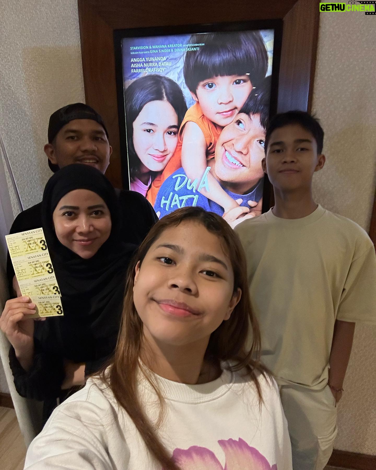Fajar Bustomi - 702 Likes - Masya Allah film “Dua Hati Biru“ menurut saya film Paling Baik Dan WAJIIB di tonton di bioskop bersama keluarga di Libur Lebaran tahun ini. Sempet bingung libur lebaran ini mau ajak anak2 dan keluarga nonton film di bioskop. Maklum ngga mudik. Alhamdulillah kabar gembira buat saya dan keluarga 17 april 2024 film DUA Hati Biru sudah tayang dibioskop. Langsung Hari ini juga Saya kebioskop melepas kangen menonton film indonesia di bioskop. buat saya film adalah pemiikiran yg di visualkan. Dan film memiliki dampak yg besar untuk penontonnya utuk itu saya sangat hati2 sekali dengan menonton bersama anak. Terimakasih buat Pak @chandparwez dan Bu @ginasnoer yg sudah membuat film yg bagus ini. Terus membuat film2 bagus seperti ini yah. Klo di suruh kasih rating saya kasih rating 10 dari 10. Karna memang film ini bagus dan sangat penting dibuat dan ditonton banyak orang. Yuk Ramaikan dan dukung film2 yg baik seperti Dua Hati Biru. Sekali lagi selamat buat semua yg terlibat.