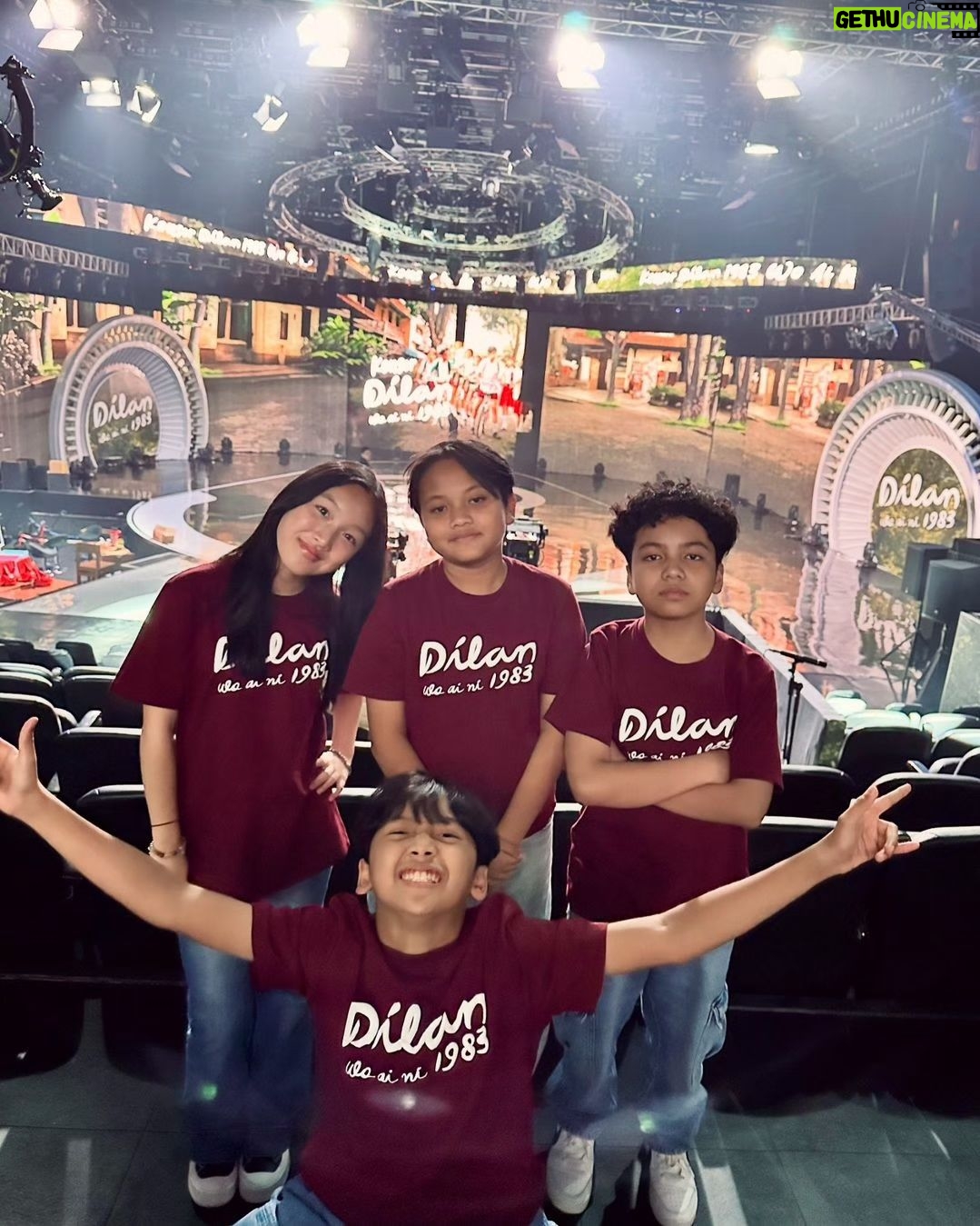 Fajar Bustomi - 2.9K Likes - Film #Dilan1983WoAiNi Masih Tayang Dibioskop. 🤗
Bagi Teman-teman jangan lupa saksikan film Dilan 1983 Wo Ai Ni Dibioskop kesayangan kalian 🎬
Terimakasih banyak untuk semua yang sudah menonton & mendukung film #Dilan1983WoAiNi 💛💛💛