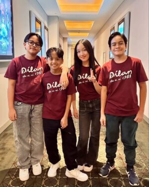 Fajar Bustomi Instagram - Film #Dilan1983WoAiNi Masih Tayang Dibioskop. 🤗

Bagi Teman-teman jangan lupa saksikan film Dilan 1983 Wo Ai Ni Dibioskop kesayangan kalian 🎬

Terimakasih banyak untuk semua yang sudah menonton & mendukung film #Dilan1983WoAiNi 💛💛💛