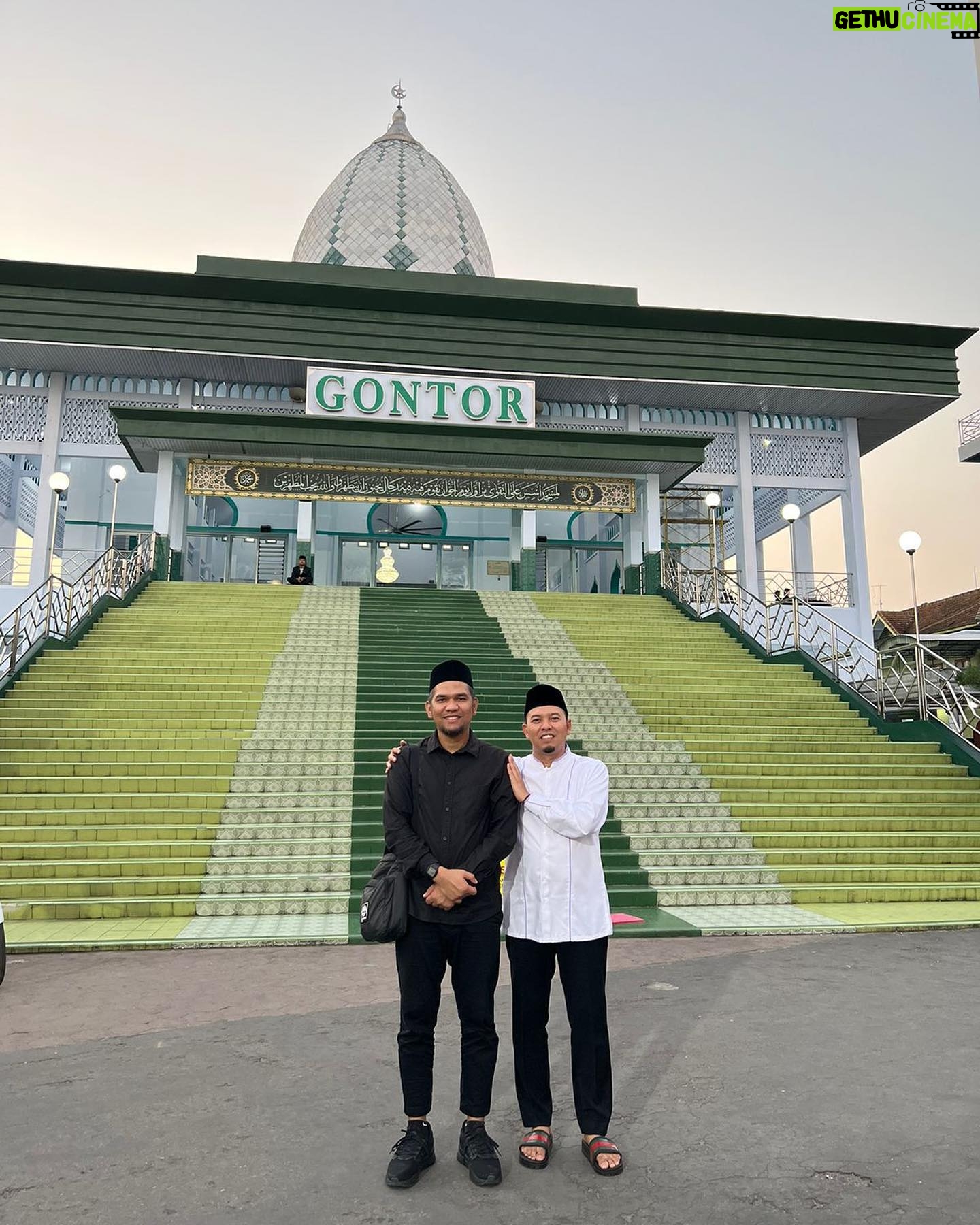 Fajar Bustomi - 1K Likes - Alhamdulillah kesampaian juga bisa ke @pondok.modern.gontor . terima kasih Ustad @luqmanulhakimpontianak . sudah mau mengajarkan saya.
Allahummaghfir li masyayikhina wa liman ‘allamana warhamhum wa akrimhum bi ridlwanikal ‘adzim fi maq’adis shidqi ‘indaka ya arhamar rohimin.
طَلَبُ الْعِلْمِ فَرِيْضَةٌ عَلَى كُلِّ مُسْلِمٍ
"Menuntut ilmu itu wajib atas setiap Muslim" (HR. Ibnu Majah no. 224,