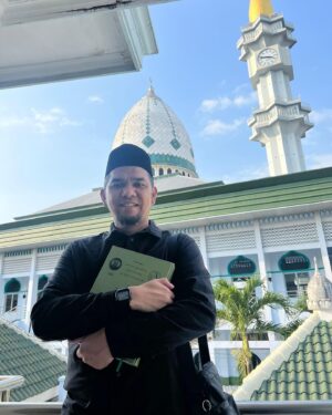 Fajar Bustomi Instagram - Alhamdulillah kesampaian juga bisa ke @pondok.modern.gontor . terima kasih Ustad @luqmanulhakimpontianak . sudah mau mengajarkan saya. 
Allahummaghfir li masyayikhina wa liman ‘allamana warhamhum wa akrimhum bi ridlwanikal ‘adzim fi maq’adis shidqi ‘indaka ya arhamar rohimin.

طَلَبُ الْعِلْمِ فَرِيْضَةٌ عَلَى كُلِّ مُسْلِمٍ

"Menuntut ilmu itu wajib atas setiap Muslim" (HR. Ibnu Majah no. 224,