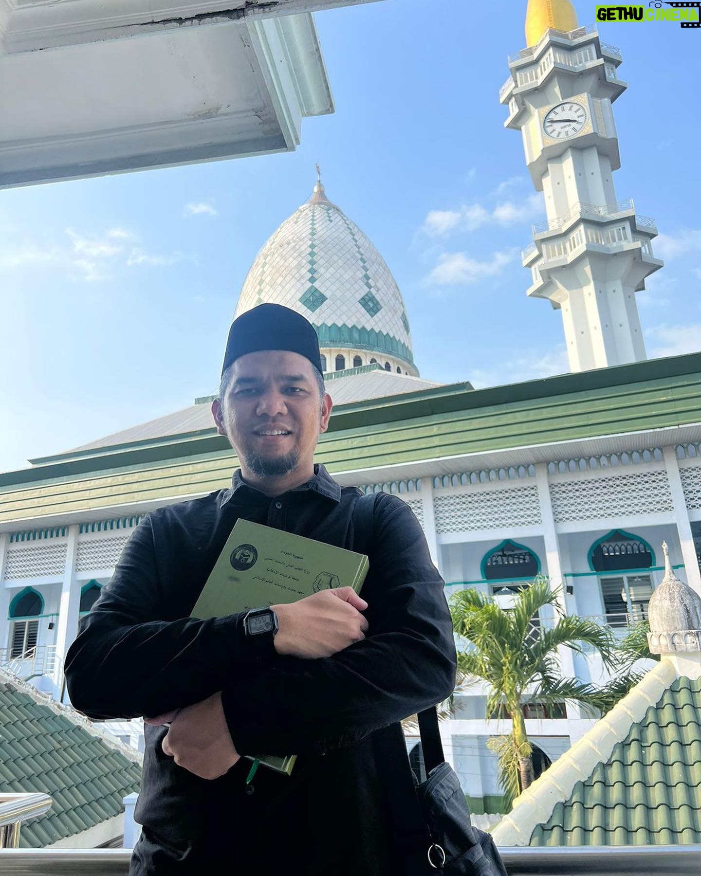 Fajar Bustomi - 1K Likes - Alhamdulillah kesampaian juga bisa ke @pondok.modern.gontor . terima kasih Ustad @luqmanulhakimpontianak . sudah mau mengajarkan saya.
Allahummaghfir li masyayikhina wa liman ‘allamana warhamhum wa akrimhum bi ridlwanikal ‘adzim fi maq’adis shidqi ‘indaka ya arhamar rohimin.
طَلَبُ الْعِلْمِ فَرِيْضَةٌ عَلَى كُلِّ مُسْلِمٍ
"Menuntut ilmu itu wajib atas setiap Muslim" (HR. Ibnu Majah no. 224,