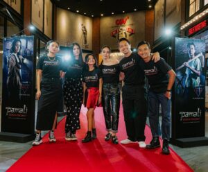 Fajar Nugra Instagram - Lamun deuk dibejaan mah yeuh nya, urang resep pisan meunang film ieu, kusabab jelema-jelema nu terlibat teh nyieun urang berkembang pisan, teuing kunaon rasana lain kos babaturan gawe tapi kos gawe jeung babaturan.
Maraneh pernah mereun ngarasa leumpang di luhur keberuntungan jeung kabagjaan? Tah urang ngarasaan pisan didieu, hate teh resep weh mun ges papanggihan.
Alhamdulillah na ge, respon nu nonton pas premiere teh alus, urang si aslina lain nyombongkeun film sorangan, nu jelas urang pede pisan jang 12 Oktober 2023!

Sakali deui, nuhun geus memanusiakan manusia 🫶🏽

@pamalimovie 
@lytopictures

foto oleh: @paman_tito @snap.nuel