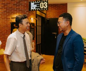 Fajar Nugra Instagram - Lamun deuk dibejaan mah yeuh nya, urang resep pisan meunang film ieu, kusabab jelema-jelema nu terlibat teh nyieun urang berkembang pisan, teuing kunaon rasana lain kos babaturan gawe tapi kos gawe jeung babaturan.
Maraneh pernah mereun ngarasa leumpang di luhur keberuntungan jeung kabagjaan? Tah urang ngarasaan pisan didieu, hate teh resep weh mun ges papanggihan.
Alhamdulillah na ge, respon nu nonton pas premiere teh alus, urang si aslina lain nyombongkeun film sorangan, nu jelas urang pede pisan jang 12 Oktober 2023!

Sakali deui, nuhun geus memanusiakan manusia 🫶🏽

@pamalimovie 
@lytopictures

foto oleh: @paman_tito @snap.nuel