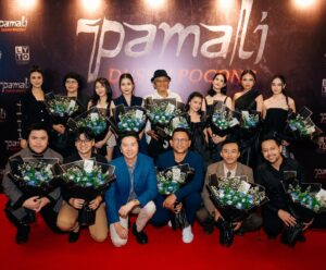 Fajar Nugra Instagram - Lamun deuk dibejaan mah yeuh nya, urang resep pisan meunang film ieu, kusabab jelema-jelema nu terlibat teh nyieun urang berkembang pisan, teuing kunaon rasana lain kos babaturan gawe tapi kos gawe jeung babaturan.
Maraneh pernah mereun ngarasa leumpang di luhur keberuntungan jeung kabagjaan? Tah urang ngarasaan pisan didieu, hate teh resep weh mun ges papanggihan.
Alhamdulillah na ge, respon nu nonton pas premiere teh alus, urang si aslina lain nyombongkeun film sorangan, nu jelas urang pede pisan jang 12 Oktober 2023!

Sakali deui, nuhun geus memanusiakan manusia 🫶🏽

@pamalimovie 
@lytopictures

foto oleh: @paman_tito @snap.nuel