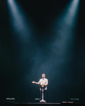Fajar Nugra Instagram - Sejatinya diri ini berucap syukur karena diajak menjadi penampil pada perhelatan #standupfest2023 🫶🏽
Acara berlangsung dengan sangat amat menyenangkan banget, semua berkat kerja keras tim dari @standupindonesia dan tentu terutama el-presidente @adjisdoaibu yang menjadi dalang dibalik ini semua. Kagum, salut, bangga, haru.

*silakan nikmati jogetan saya, ada yang udah diedit dan belum hahahaha

photo by @piokharisma 
video by bagas, lisa, habis nonton film, dan aziz