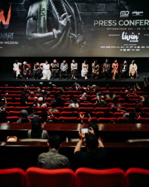 Fajar Nugra Instagram - Premiere KKN di Desa Penari Luwih Dowo Luwih Medeni.
.
Jepretan handal @dhikappadocia