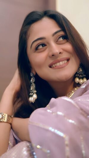 Falaq Naaz Instagram - Dil ko sambhale zubaan💖 ishq hua hi hua✨
.
.
.
Outfit-: @asbaabofficial 
Accessories-: @the_jewel_gallery 
📷-: @bhaswat_bhuyan.001 
.
.
.
#réel #foryou #falaqnaaz #trending