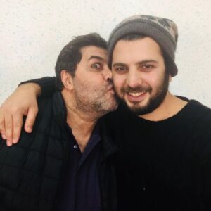 Farhad Aslani Instagram - اخرين روز بازي من در فيلم متري شيش و نيم به كارگرداني و نويسندگي سعيد روستايي و گروه شاداب و كاربلدش سرشار از مهرباني بود ، همچون ديگر روزها . سعيد روستايي به راستي كارگردانيست سخت كوش ، شوريده و عاشق خوش فكر و خلاق . خون تازه اي براي سينماي ايران . خداوند پشت و پناهت سعيد جان
#متری_شیش_و_نیم