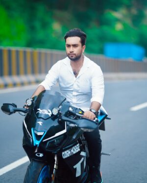 Farhan Ahmed Jovan Instagram - My phone accidentally uploaded this 👀