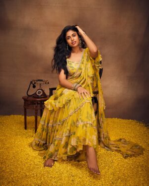 Faria Abdullah Instagram - As nature awakens, so does the possibility of growth and transformation.

Let’s embrace the bloom of new beginnings with every petal 💛🌸

🥻 by @sonika_grover
💄 by @evaniapannu
💇‍♀️ by @hairby_shivanik
📸 by @rohitguptaphotography