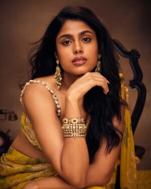 Faria Abdullah Instagram - As nature awakens, so does the possibility of growth and transformation.

Let’s embrace the bloom of new beginnings with every petal 💛🌸

🥻 by @sonika_grover
💄 by @evaniapannu
💇‍♀️ by @hairby_shivanik
📸 by @rohitguptaphotography