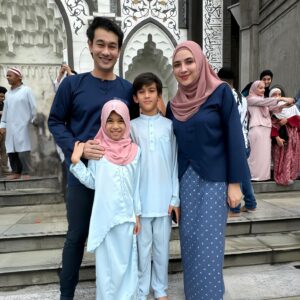 Farid Kamil Instagram - Selamat Hari Raya dari KL & seterusnya dari Bukit Merah, Perak 💫

Dressed in @kesumaqalbu