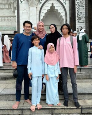 Farid Kamil Instagram - Selamat Hari Raya dari KL & seterusnya dari Bukit Merah, Perak 💫

Dressed in @kesumaqalbu