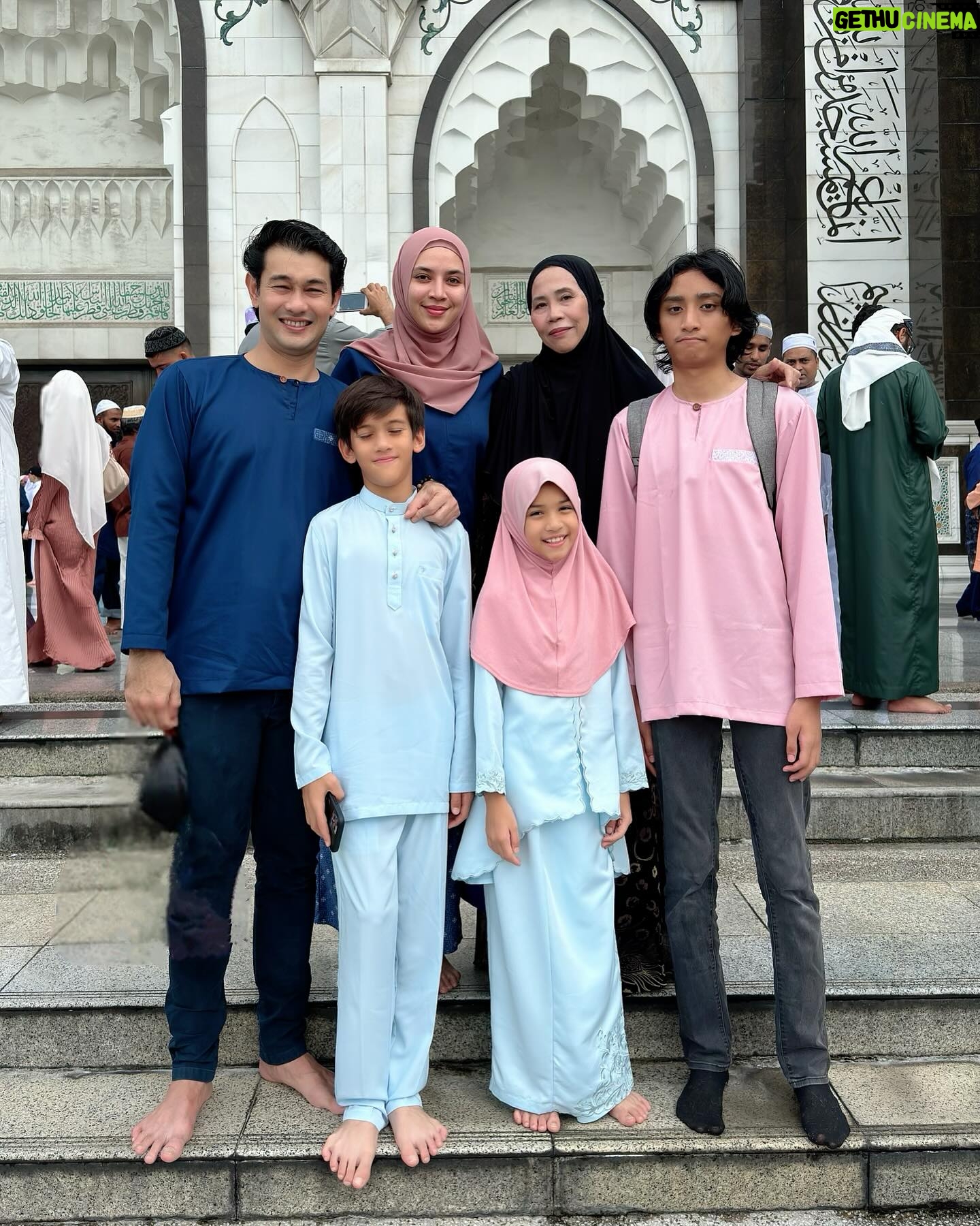 Farid Kamil - 58.9K Likes - Selamat Hari Raya dari KL & seterusnya dari Bukit Merah, Perak 💫
Dressed in @kesumaqalbu