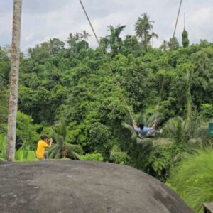 Farid Kamil Instagram - Seharian di Kota Ubud Bali 

#romantikaastro @cogearproductions