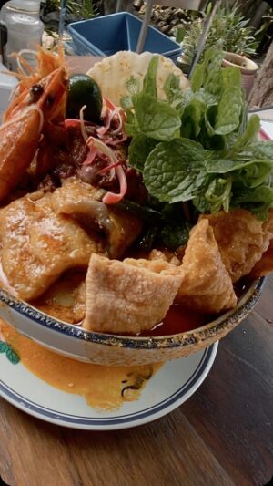 Farid Kamil Instagram - Biggest bowl of Mee Kari in Malaysia ✨
Mana tak gempal kalau memasing layan selera 😅😭

@ Little Jungle Curry House (Balakong Branch) #muslimfriendly

**Before kita pergi, I called the main branch and asked if we can eat there, they suggested we go to the Balakong branch bc it’s Muslim friendly & all seafood menu. Kalau ada pertanyaan can call them first ✨