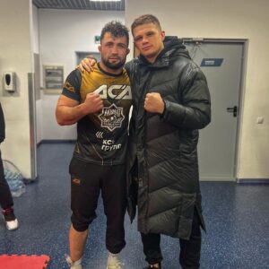 Faridun Odilov Instagram - Ассаламалейкум всем.
Приветствую всех. 
Искренне хочу извиниться перед @mikhail_mokhnatkin и перед всей публикой за своих болельщиков🙏🏻
@mikhail_mokhnatkin Достойнейший спортсмен и человек что видно по нему. Брат всех благ тебе , это всего лишь был плохой день на работе, мне повезло больше. 
Мне было честь разделить с таким титулованным спортсменом и самое главное с достойный👊🏼

- И выскажусь тем кто не поняли ,  тем кто пишут гадости , тем  кто пытается разжигать межнациональную рознь хочу обратится и сказать. 

📍После боя я подошёл к оппоненту проявил уважение , и также протянул руку секундантам оппонента, после оттолкнул мою руку и у нас там получилось небольшое недопонимание. 
🛑Такое поведение со стороны болельщиков было ни на сторону @mikhail_mokhnatkin ❗️❗️❗️ а наоборот таки в сторону секунданта Миши. 

- Ни оправдываю поведение наших братьев, наших болельщиков но они восприняли по другому , и получилось что получилось. 
Все мы люди , все были на эйфории и на эмоциях 🙏🏻

Русские вперёд 🇷🇺 🤝 🇹🇯 Таджикистан ба пеш. 

Не разделяйте людей , не разжигайте рознь. 
Будьте просто людьми))
Всем мира и добра 🙏🏻