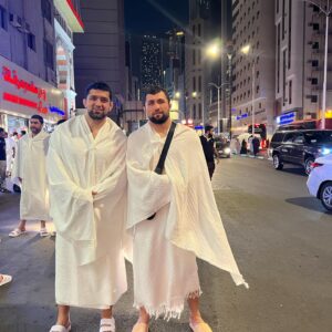 Faridun Odilov Instagram - С Братьями на святой земле.🕋
Поздравляю всех Мусульман в месяц Рамадан 🌙🌙🌙
Пусть Аллах простит все наши грехи и ведёт прямым путём,и введёт всех нас в Рай по милости своей 🤲🏼
#умра#каьба_мекке#рамадан#всевместе @team_bayonov