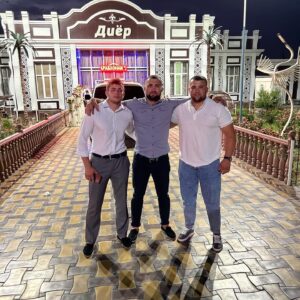 Faridun Odilov Instagram - Родные ❤️

Кто рядом есть и был без выгодных причин ☝🏽

Со временем все в нашей жизни меняется. Меняемся мы сами, наше окружение, друзья , братья , знакомые….
Все приходят и уходят. Все временно.
Всему и у всех есть срок) 

Но всю дорогу они были, и есть Альхамдулиллах 
#хамавактзиндаюсарбаландбошед❤️